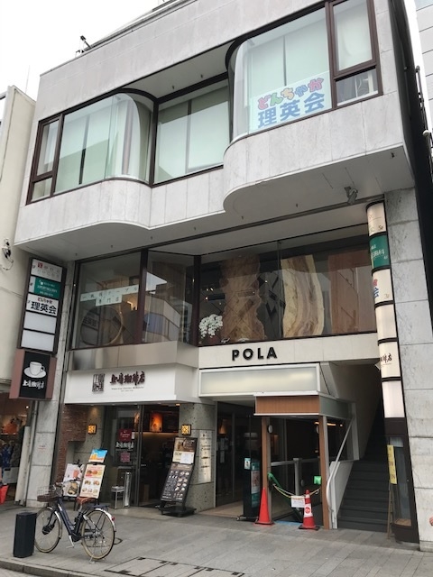 元町商店街沿いに一枚板テーブル専門店「千」横浜元町店OPEN